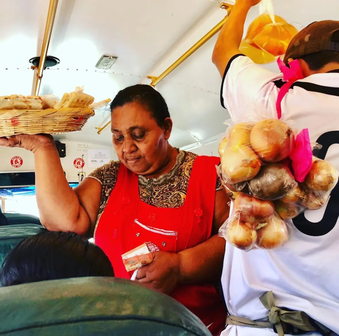 Vendedores en buses en Nicaragua